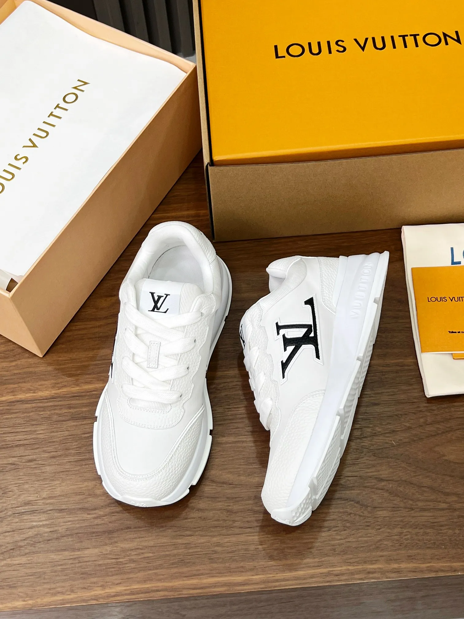 👟👟Ex-factory price 680👟👟 Men's size +10 LV Louis Vuitton L Jialu brand thick-soled casual couple sneakers🔥🔥🔥 Made of smooth cow leather and elegant design, can be easily integrated into various styles. The eye-catching LV letters are marked on the side of the shoe, and the lightweight rubber outsole is embellished with the Vuitton logo ▪️ Sole thickness: 4CM. The counter specializes in the latest casual shoes and new hard goods 🆕 ❥Purchase level! Full of high-end feel! A popular model among bloggers at home and abroad, it’s retro and fashionable and looks amazing on your feet! Wear a lot of happiness! The official website’s main recommendation★ ▪️Upper: Original custom-made imported calfskin fabric ▪️Inner lining: breathable gauze imported from Italy ▪️Outsole: rubber foam ➕tpu high-end outsole ▪️Shoe size: women’s 35-41, (women’s 41 is custom-made). Men's clothing 39-46 (45-46 customized).